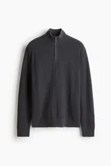 Sweater de punto acanalado color gris oscuro, con cuello alto y cierre frontal parcial metálico.