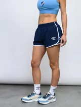 Short de entrenamiento Umbro color celeste con ribetes en azul marino y logo de la marca estampado en el frente. Presenta cintura elástica y paneles laterales de malla.