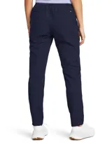 Pantalón deportivo Under Armour modelo UA Drive, de corte ajustado y diseño técnico. Confeccionado en tejido de sarga elástico con tecnología repelente al agua, cuenta con cintura elástica, cuatro bolsillos funcionales y cierre de bragueta.