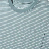 Remera de manga corta Katin modelo Finley, con diseño a rayas horizontales finas en color celeste y blanco. Presenta cuello redondo y un bolsillo aplicado en el pecho.