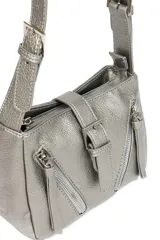 Bandolera plateada con correa larga y varios cierres con borlas.