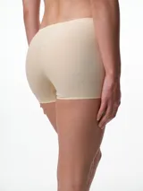 Culotte de microfibra color beige, de tiro medio y diseño sin costuras laterales, con refuerzo de algodón en el fundillo.