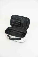 Neceser blanco con estampado de flechas negras, cierre de cremallera y asa superior de cuero sintético negro.