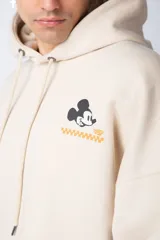 Buzo tipo canguro color negro con capucha y cordones ajustables. Presenta un pequeño estampado en el pecho con la silueta de Mickey Mouse y un detalle a cuadros en color verde.