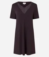 Camisón corto color bordó, confeccionado en viscosa, con escote en V y aplicación de encaje. Tiene mangas cortas y un corte holgado.