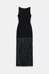 Vestido negro de escote redondo y manga sisa, con bajo acabado en flecos combinados a tono.