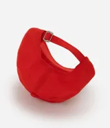 Gorra de sarga roja con visera curva y el bordado frontal "GRANDE GOSTOSA" en hilo blanco.
