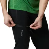 Pantalón de senderismo Columbia para hombre, color negro, con tecnología repelente al agua Omni-SHIELD. Presenta tejido elástico en cuatro direcciones, pernera recta, cinturón integrado, bolsillos laterales con cremallera y bolsillo cargo de seguridad con cremallera.