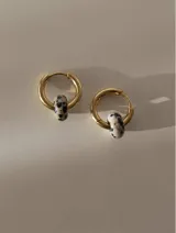 Aros de acero quirúrgico dorados en forma de argolla con dijes de piedra natural negra en forma de dona, desmontables.