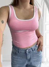 Top rosado con breteles y borde blanco.