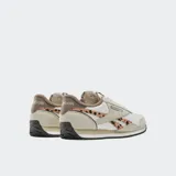 Championes Reebok Classic Az, color blanco y beige con detalles de animal print de leopardo en las franjas laterales. Confeccionados en nylon y gamuza, con suela de goma.