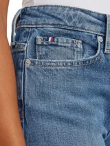 Pantalón jean de corte bootcut y talle medio, confeccionado en tejido denim ligeramente elástico.