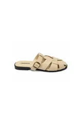Sandalias planas Paddock modelo Talua, de color beige con diseño de tiras cruzadas estilo romano y hebilla lateral ajustable.