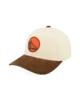 Gorra tipo cap de Mitchell & Ness con corona color crema y visera de pana color marrón. Presenta un parche bordado frontal con el logo de los Golden State Warriors en tonos naranja y marrón.