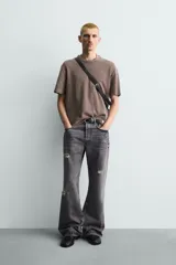 Camiseta de punto relaxed fit de algodón color bordó con efecto lavado, cuello redondo y manga corta.