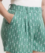Short plus size de viscolino con estampado de piñas, modelo corto y holgado con pliegues delanteros.