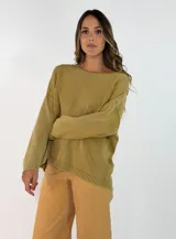 Sweater de punto de algodón con cuello redondo, mangas largas con hombros caídos y diseño holgado con terminaciones acanaladas.