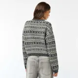Sweater de punto grueso con cuello redondo y diseño de jacquard geométrico en tonos gris y blanco. Cuenta con mangas largas y terminaciones acanaladas en cuello, puños y ruedo.