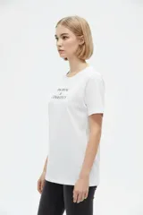 Remera negra de algodón con cuello redondo, manga corta y estampa frontal con texto en blanco.