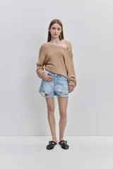 Sweater de punto color tostado, de calce relajado, con escote asimétrico decorado con ojalillos metálicos y mangas largas.