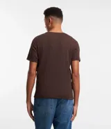 Remera de corte muscle fit, manga corta y cuello redondo, confeccionada en tejido de ribana con textura acanalada.