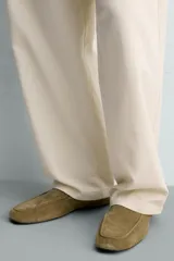 Mocasín casual para hombre confeccionado en piel con acabado en serraje color marrón, con diseño liso, detalle de bordón y suela ultrafina.