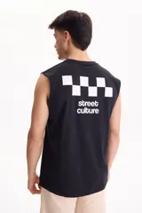 Musculosa negra de algodón, con diseño sin mangas y estampado en la espalda que incluye un patrón de cuadros blancos y el texto "street culture".