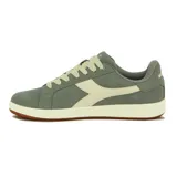 Championes urbanos Diadora Court Xl de color gris con detalles en blanco y suela de goma color miel. Confeccionados en gamuza con cordones anchos y el logotipo característico de la marca en el lateral.