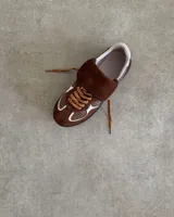 Zapatillas deportivas marrones de cuero vacuno con cordones y suela de goma.