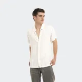 Camisa de manga corta color blanco, con cuello clásico y cierre frontal de botones.