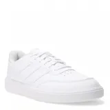Championes Adidas Courtblock blancos con las tres tiras características de la marca en los laterales.