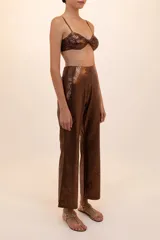 Pantalón acampanado marrón con estampado de piel de serpiente y cintura alta.