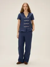 Pantalón de corte clásico y pierna recta, confeccionado en mezcla de lino, algodón, viscosa y poliéster, con cintura elastizada.