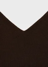 Top de punto fino color marrón oscuro, con tirantes finos, escote en V y diseño entallado sin mangas.