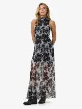 Vestido largo sin mangas con cuello redondo, confeccionado en tejido liviano con estampa animal print tipo vaca y caída fluida de corte recto.