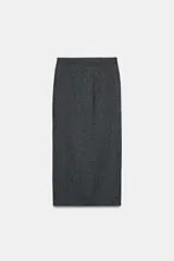 Falda midi tubo jaspeada en color gris oscuro, de tiro alto, con abertura en la espalda y cierre trasero con cremallera oculta.