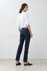 Pantalón negro de corte recto, tiro medio y bolsillos delanteros y traseros.