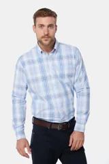 Camisa celeste y blanca a cuadros, de corte clásico, con cuello abotonado y manga larga.