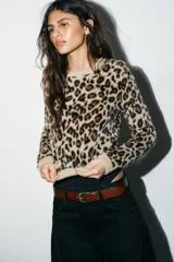 Jersey de punto con textura efecto pelo, cuello redondo y manga larga, con estampado animal print de leopardo en tonos beige, marrón y negro.