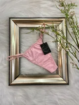 Microtanga de algodón color rosa con tiras regulables.