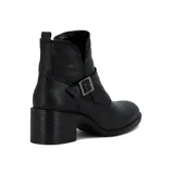 Bota corta de cuero negro con taco cuadrado y tira con hebilla metálica.