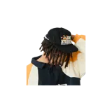 Gorra negra con visera plana, de diseño estructurado, con bordado frontal en relieve en color blanco y naranja con texto y detalles de estrellas.