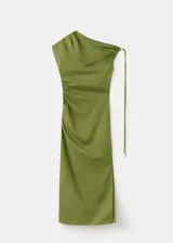 Vestido midi verde militar de corte slim, confeccionado en mezcla de lino y lyocell. Presenta diseño asimétrico de un solo hombro con manga corta y detalle de cordón ajustable, pliegues fruncidos en el lateral y tajo en el borde inferior.