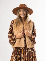 Chaleco de pelo sintético color marrón claro.