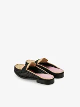 Mule tejido con silueta clásica y punta definida, color beige y negro.