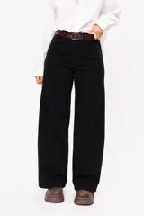 Jean de tiro alto con corte wide leg, confeccionado en denim negro. Presenta un calce relajado, pierna amplia y bolsillos funcionales.