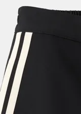 Pantalón negro de corte recto con franjas blancas laterales a lo largo de las piernas.