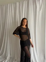 Vestido midi negro de tul transparente, de manga corta y corte recto y holgado.