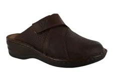 Zuecos de cuero marrón con perforaciones y ajuste con velcro.