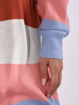 Buzo tejido multicolor con rayas horizontales en tonos celeste, blanco, rosa y marrón.